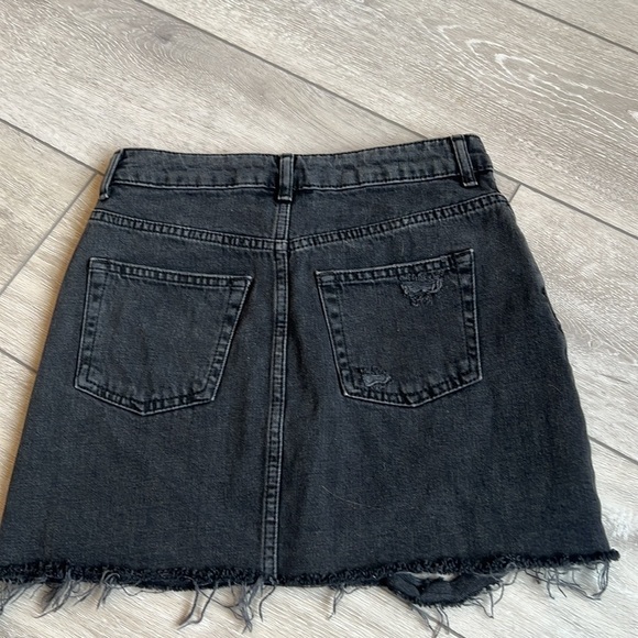𝅺TOPSHOP Moto distressed frayed black denim mini skirt size 4 - Picture 6 of 7